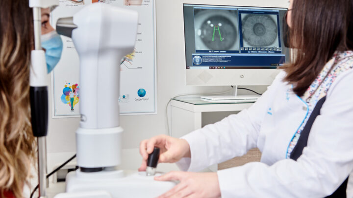 OPTOMETRISTA REALIZANDO TOPOGRAFIA A PACIENTE