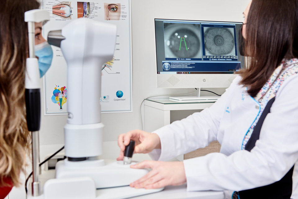 OPTOMETRISTA REALIZANDO TOPOGRAFIA A PACIENTE